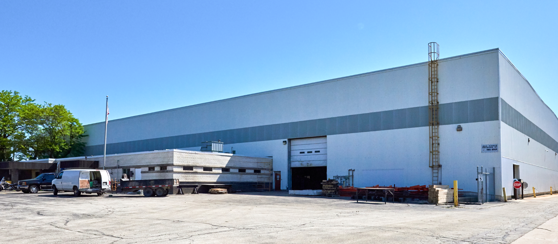 Located in Oak Creek, WI. 6900 S. 10th Street is an industrial property with 9,408 SF of available space. 